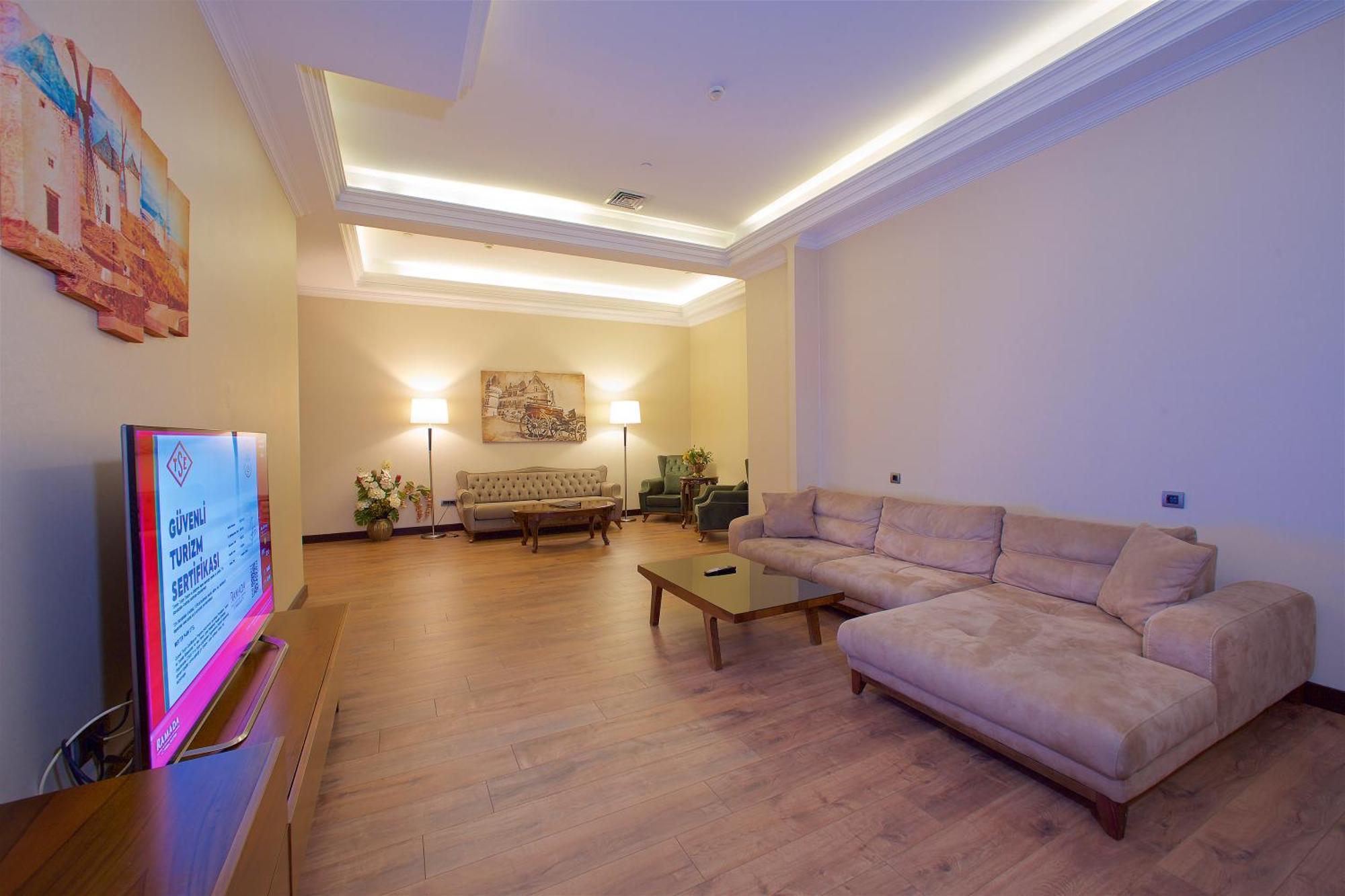 Ramada By Wyndham Istanbul Merter Exterior foto A living room in a suite at the hotel