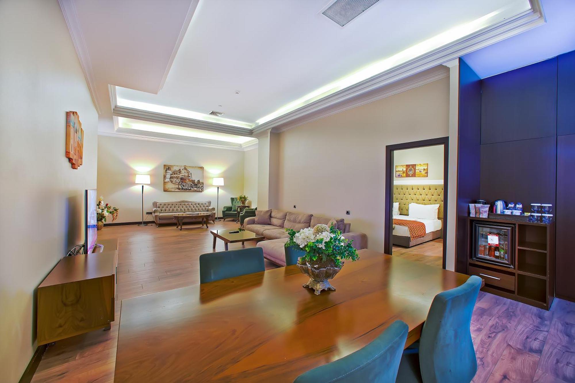 Ramada By Wyndham Istanbul Merter Exterior foto Suite
