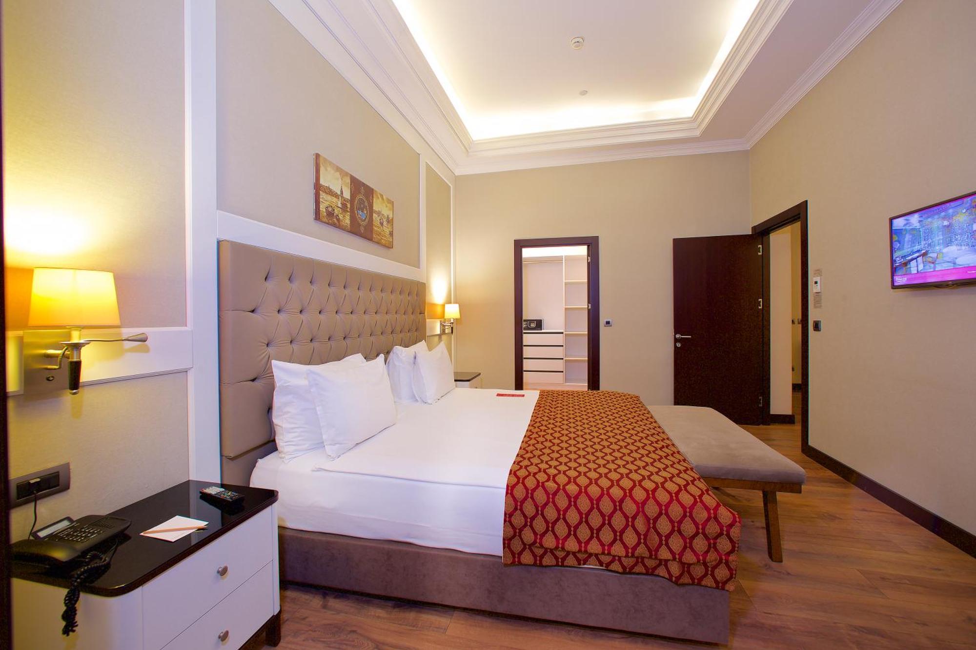 Ramada By Wyndham Istanbul Merter Exterior foto A room at the hotel