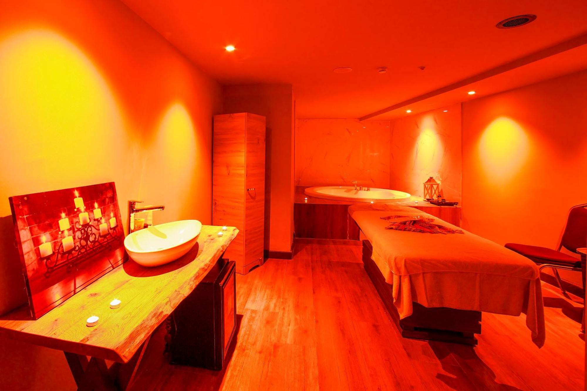 Ramada By Wyndham Istanbul Merter Exterior foto A spa in India