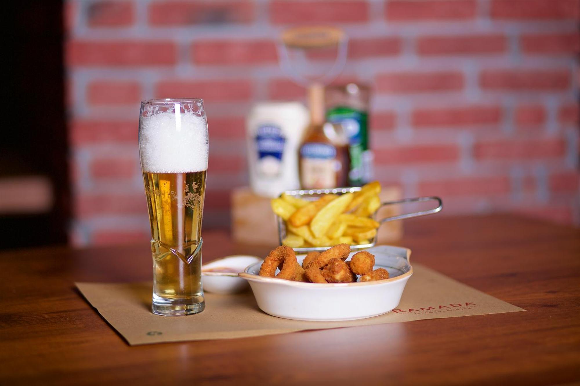 Ramada By Wyndham Istanbul Merter Exterior foto A glass of beer with patatas fritas and croquetas