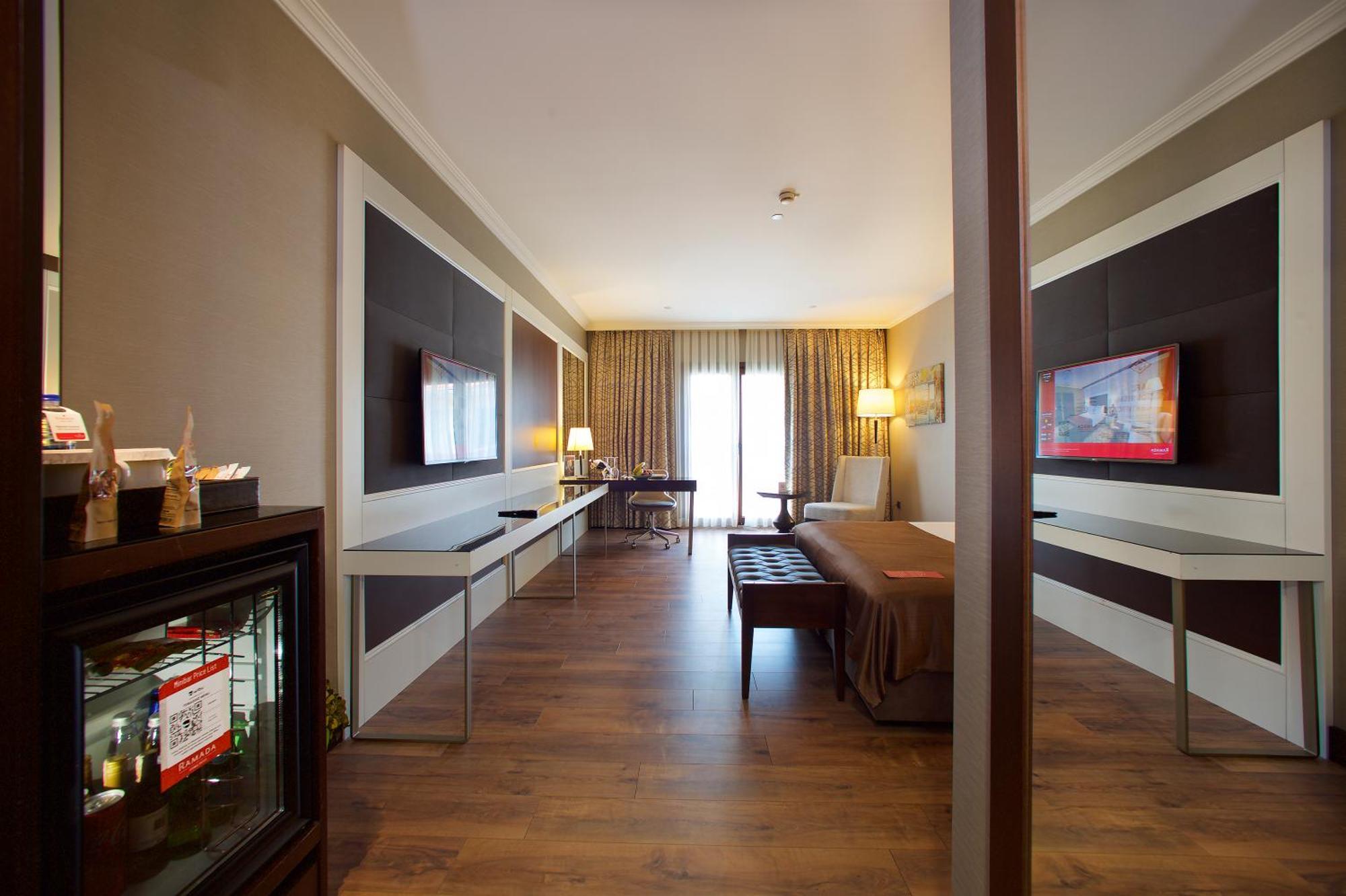 Ramada By Wyndham Istanbul Merter Exterior foto Suite