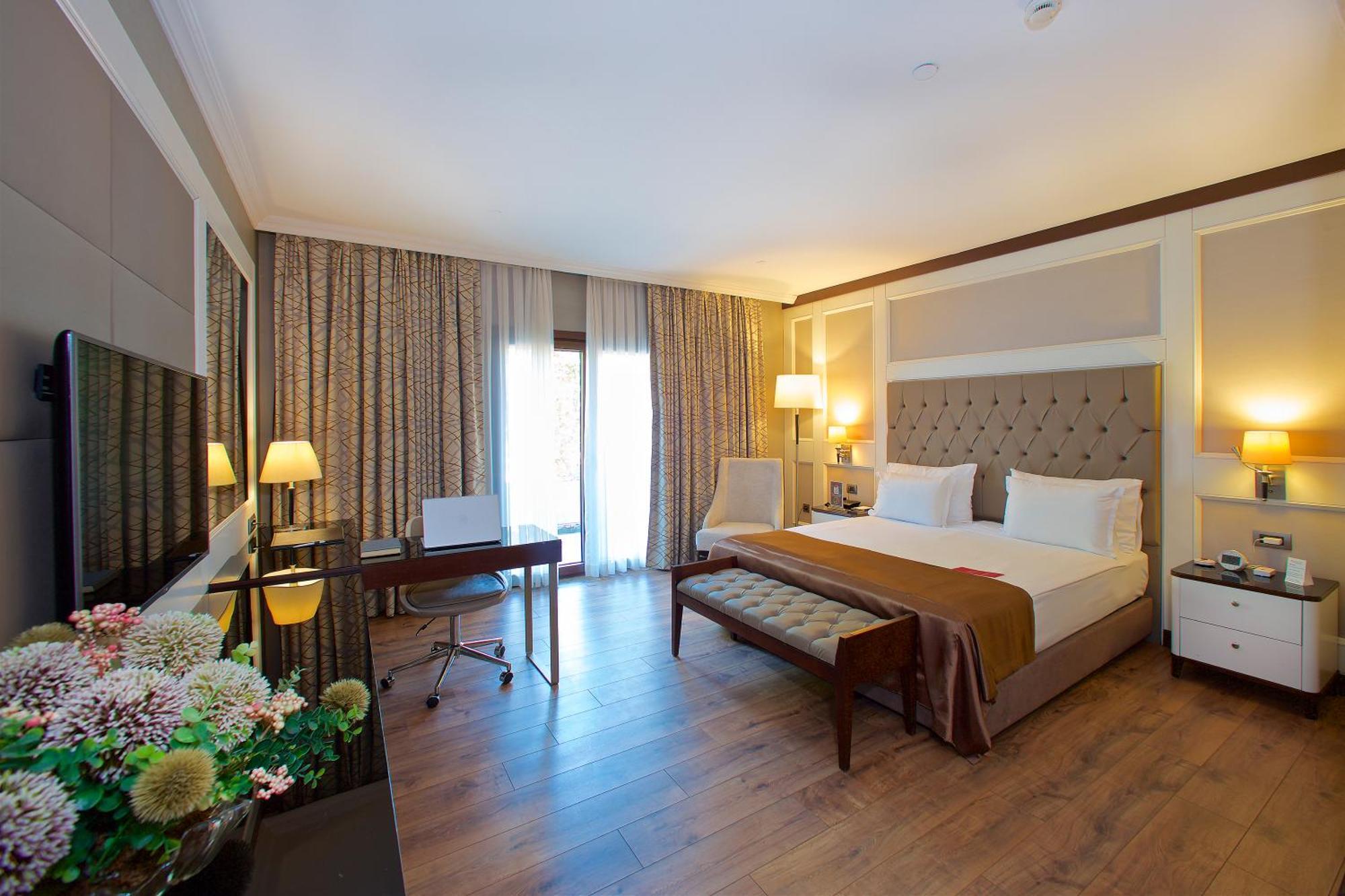 Ramada By Wyndham Istanbul Merter Exterior foto A room at the hotel