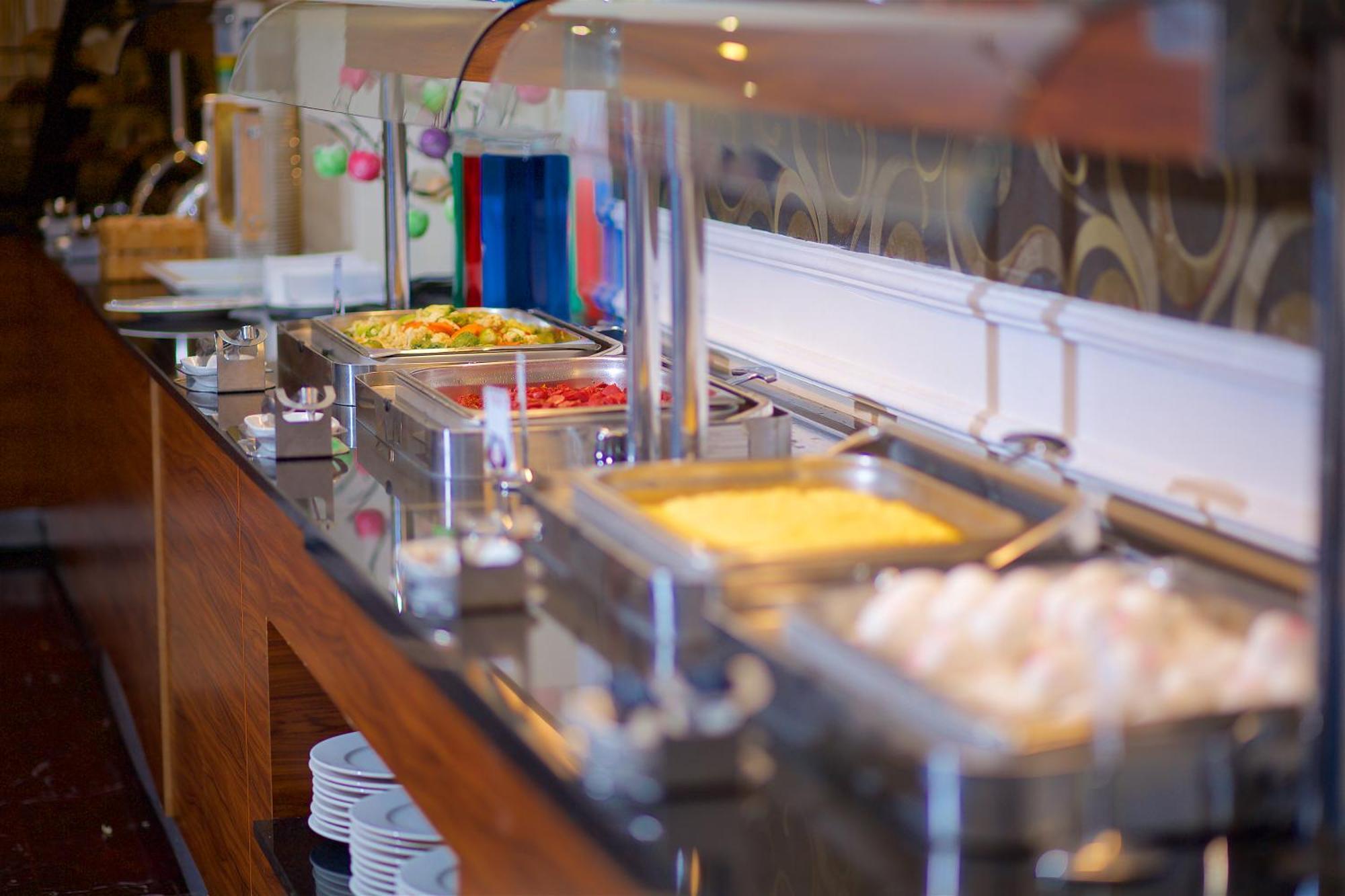 Ramada By Wyndham Istanbul Merter Exterior foto A buffet