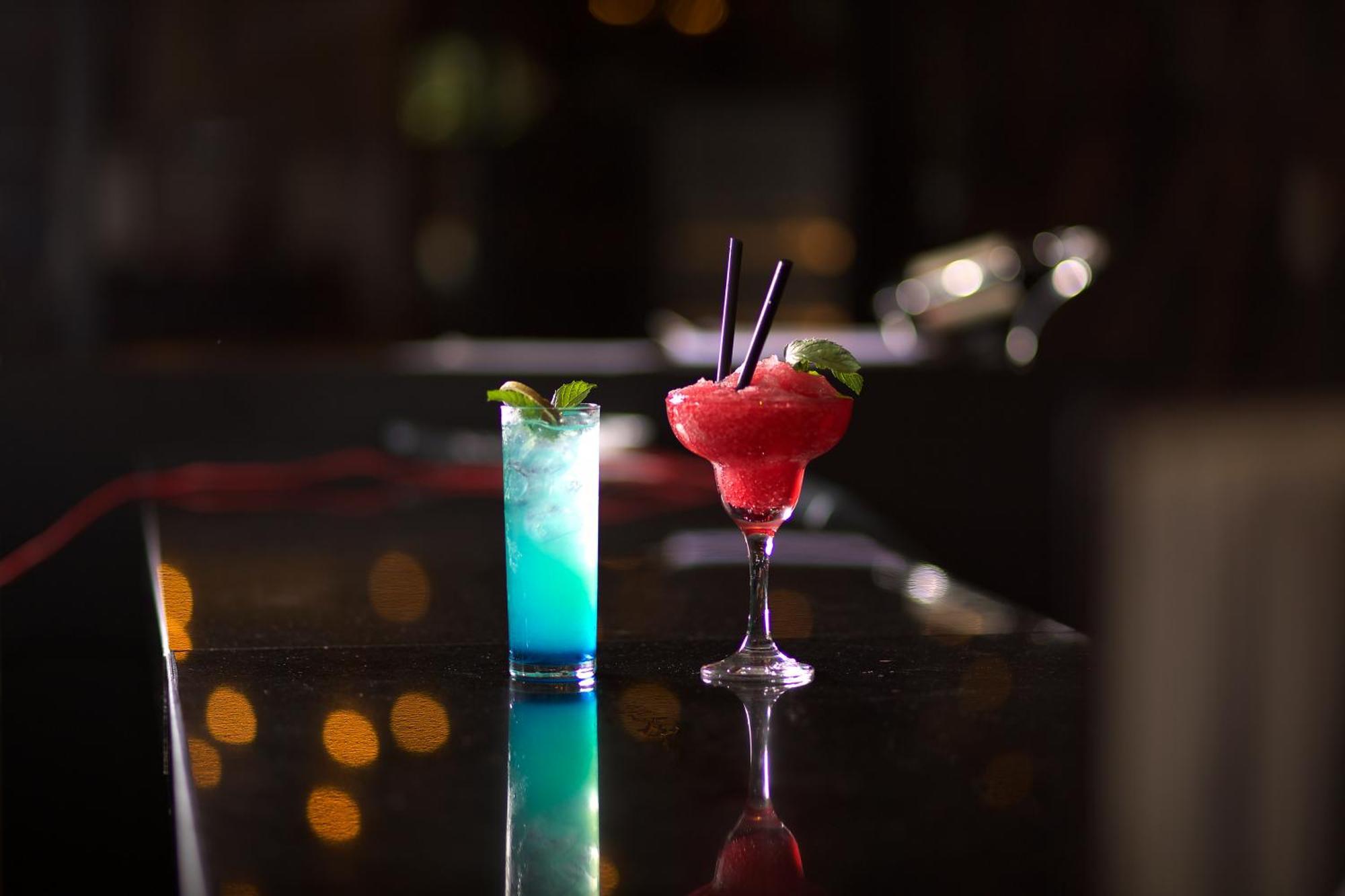 Ramada By Wyndham Istanbul Merter Exterior foto A Blue Hawaii (left) and a strawberry margarita (right)
