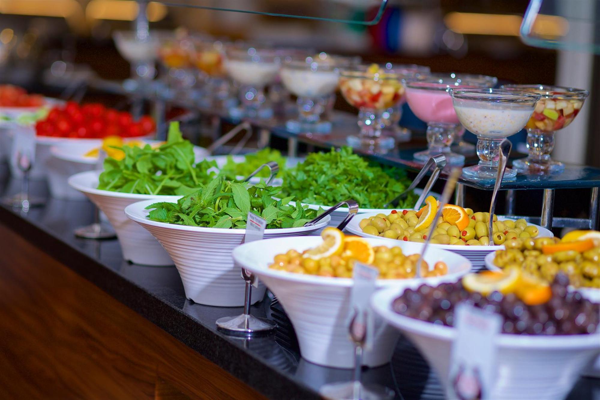 Ramada By Wyndham Istanbul Merter Exterior foto A salad bar