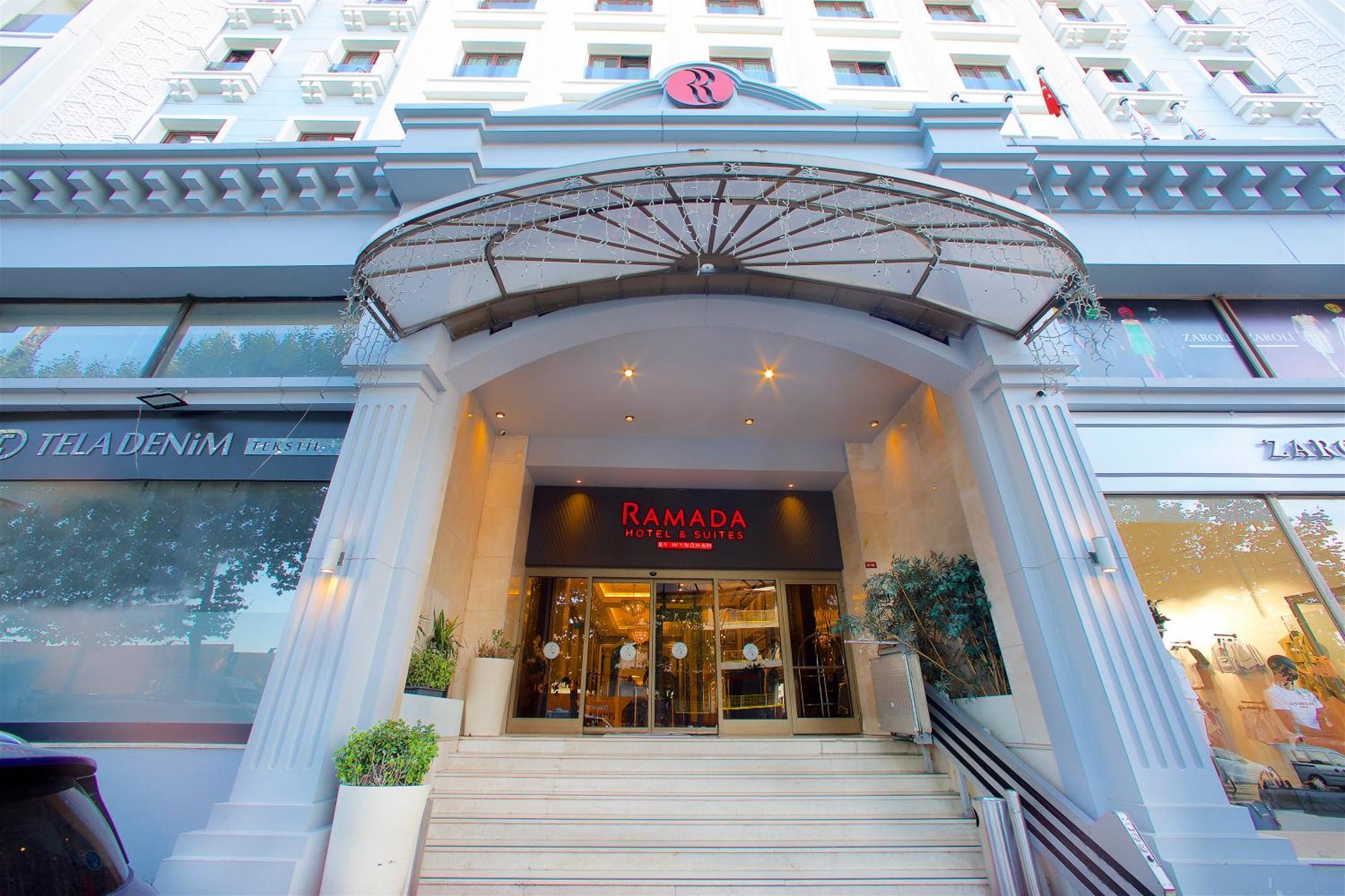 Ramada By Wyndham Istanbul Merter Exterior foto Entrance of the hotel