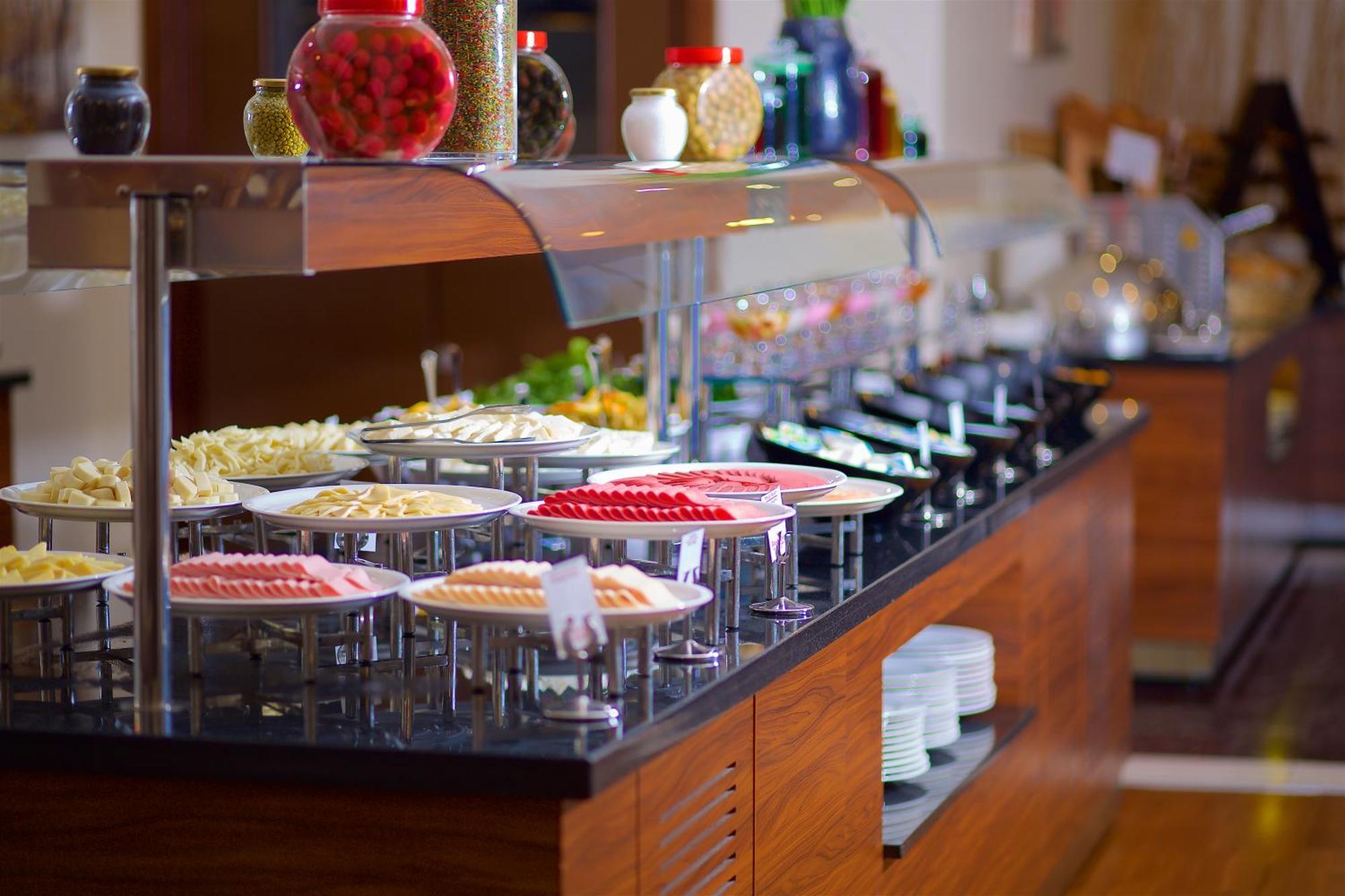 Ramada By Wyndham Istanbul Merter Exterior foto A salad bar