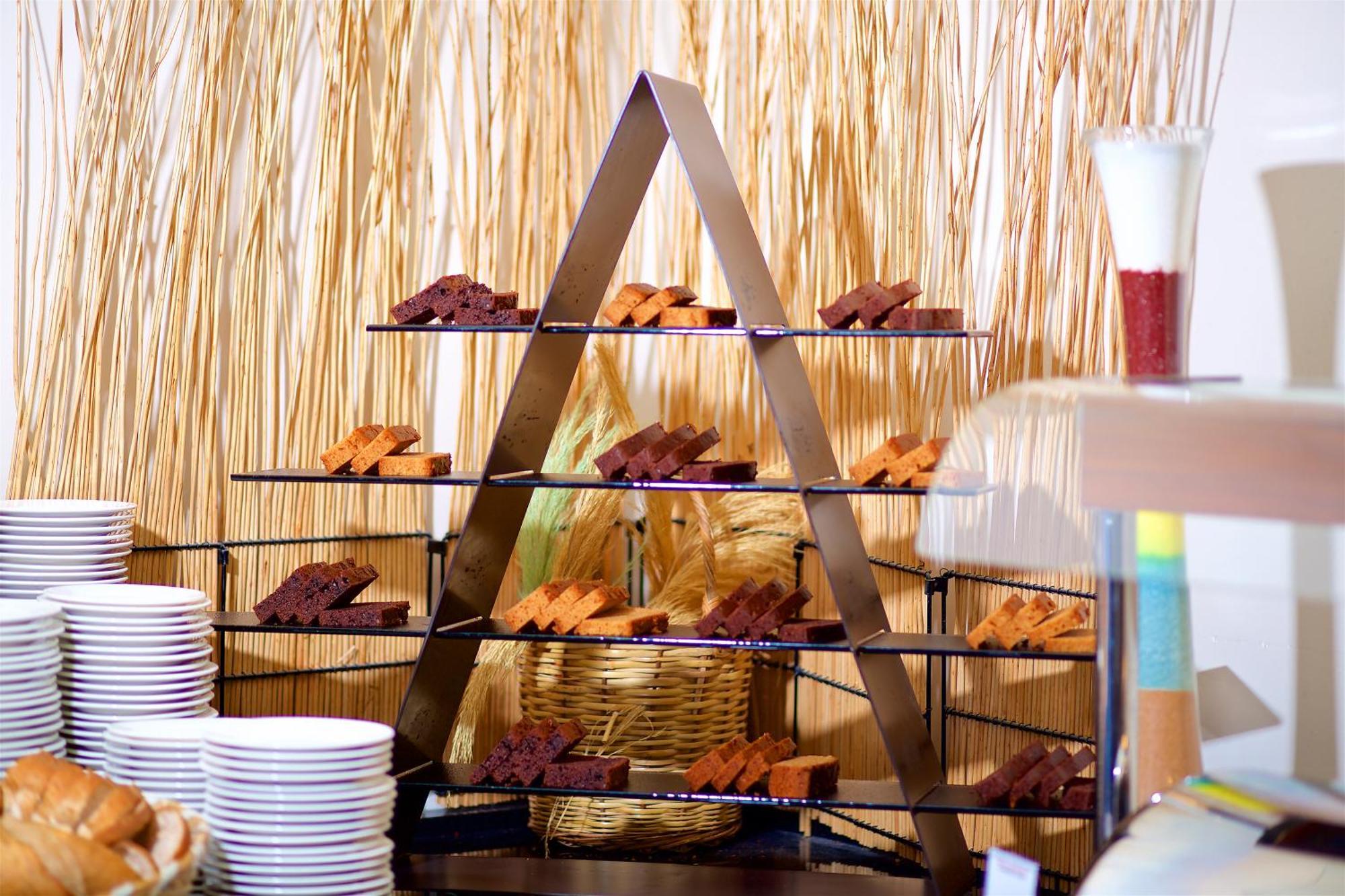 Ramada By Wyndham Istanbul Merter Exterior foto A tiered display of desserts
